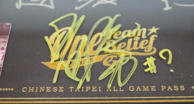 「大師兄」隱藏版簽名 紀念套片價值昇華 「大師兄」隱藏版簽名 紀念套片價值昇華